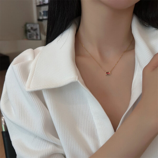 溫婉動人紅鋯石方塊墜鍊